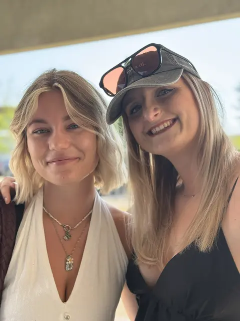 Julia Steen (re.) war selbst mal Schülerin am BG/BRG St. Veit und brachte den Teilnehmern und Gästen ein Ständchen. | Foto: BG/BRG St. Veit