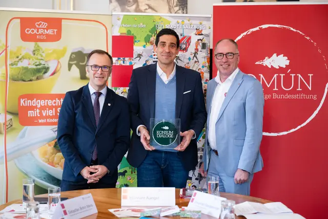 Salzburgs Bürgermeister Bernhard Auinger (v.l.) mit COMÚN-Vorstand Sebastian Bohrn Mena und Alexander Stangassinger, Bürgermeister von Hallein.  | Foto: COMÚN