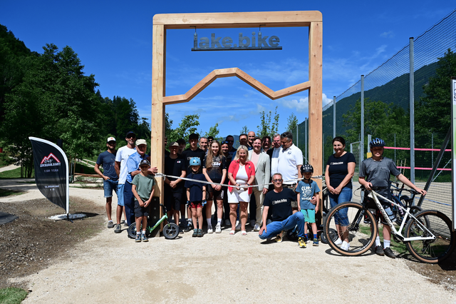 Die Beteiligten bei der Eröffnung des Familienparks.  | Foto: Karin Wernig 