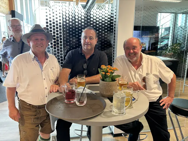 Sepp Temmer (li) als Oberkellner mit Paul Kiendler (re), der seinen Einsatz lobte. | Foto: Brigitte Gady