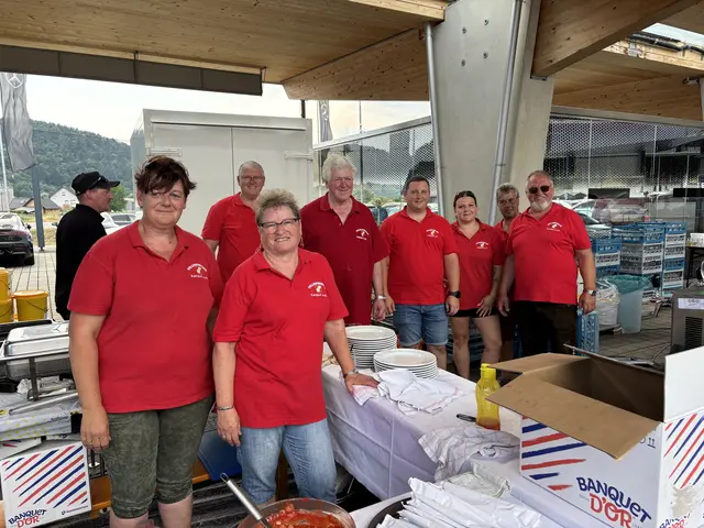 Die Freiwillige Feuerwehr Kaindorf sorgte für die passende Kulinarik zum Fest. | Foto: Brigitte Gady