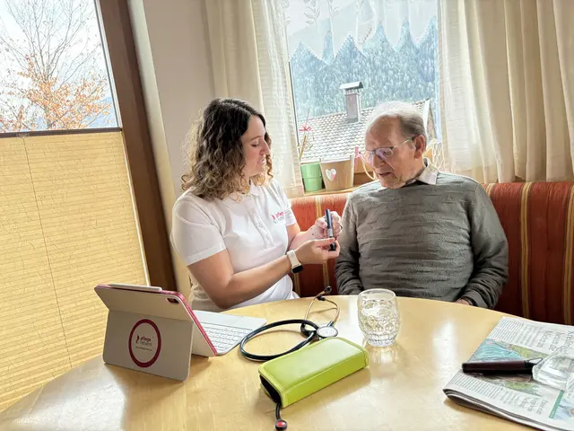 Eine Pflegekraft erklärt einem Klienten den Wirkmechanismus von Mischinsulin.  | Foto: © pflege network