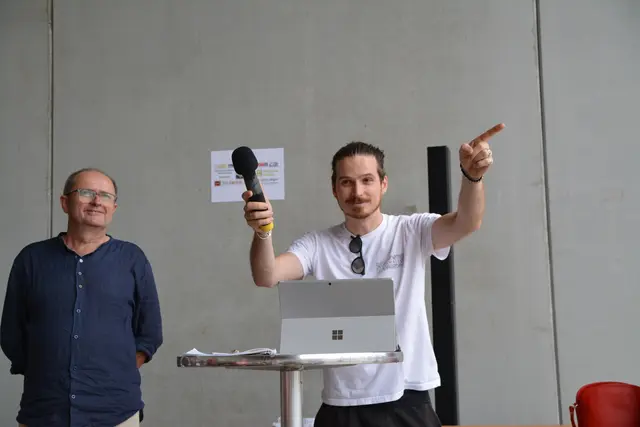 Marco Blascetta stimmte seine Rede mit Bruji´s "Säge, säge" an.  | Foto: Rosenberger