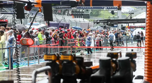 Verregneter Start in der Boxengasse. | Foto: Ripu