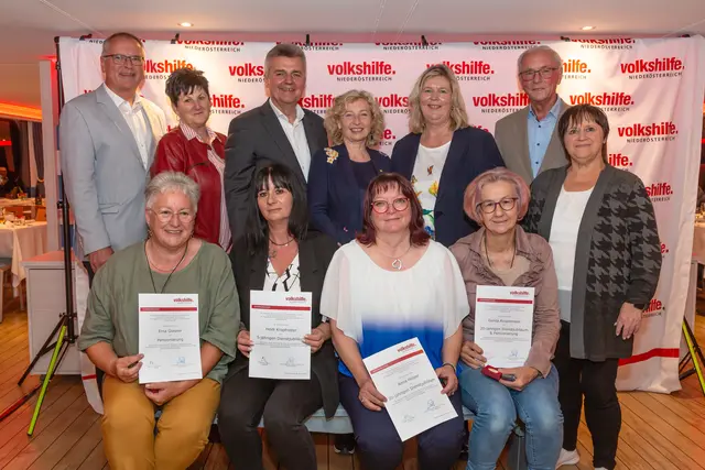 Bezirk Melk: Vizepräsident Hannes Eblinger, Erna Glasner (Pensionierung), Regionalleiterin-Stv. Karina Aflenzer, Heidi Kropfreiter (5 Jahre), Geschäftsführer Gregor Tomschizek, Landesrätin Eva Prischl, Anna Holzer (20 Jahre), 3. LT-Präsidentin Elvira Schmidt, Gerda Rosenmeier (20 Jahre &amp; Pensionierung), Präsident Ewald Sacher, Bezirksvorsitzende Charlotte Zimmerl | Foto: Werner Jäger