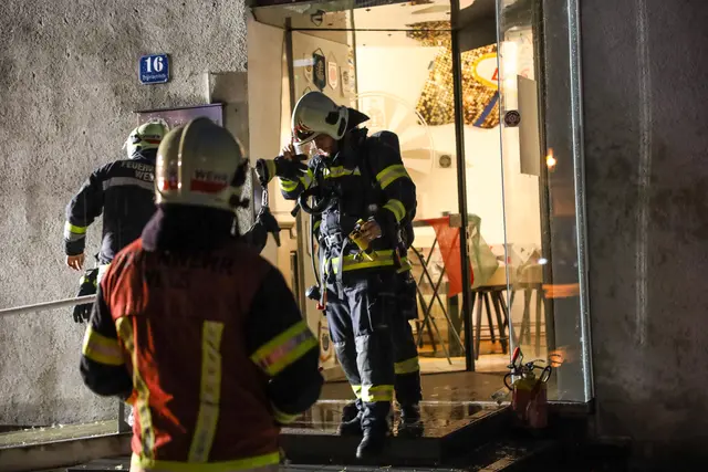 Feueralarm in der Pollheimerstraße in Wels – dort begannen Transparente, die in Kartons in einem Regal über Lampen gelagert worden waren, zu brennen.