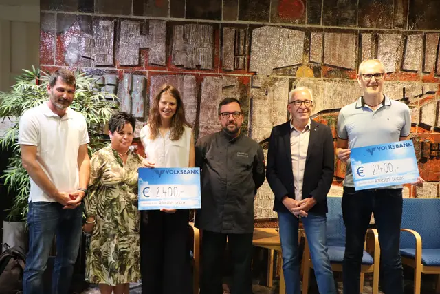 Insgesamt konnten 4800 € für den guten Zweck gesammelt werden.
vlnr.: Vizebgm. Mathias Niederbacher, Roswitha Tollinger, Veronika Steger (Frauen im Brennpunkt), Chefkoch Christoph Hammerle, Bgm. Herbert Mayer, Pflegedienstleister Viktor Zolet. | Foto: Celina Leitner