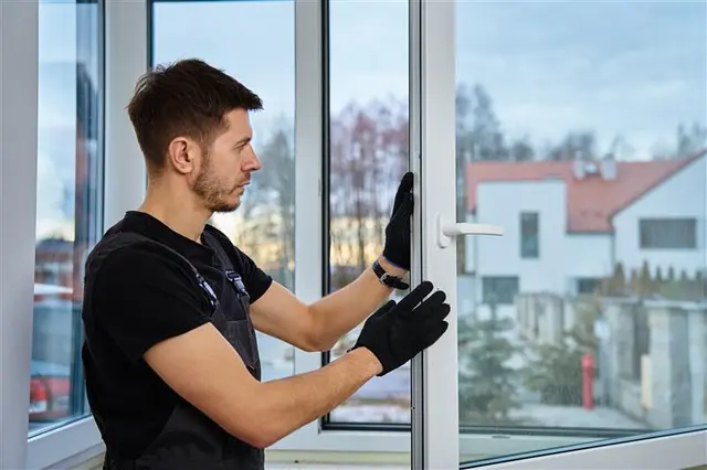 Im Sommer ist die ideale Zeit, Fenster, Türen und Wintergärten zu prüfen, zu pflegen und Schäden frühzeitig zu erkennen – für Komfort und Energieeffizienz das ganze Jahr. | Foto: Adobe Stock