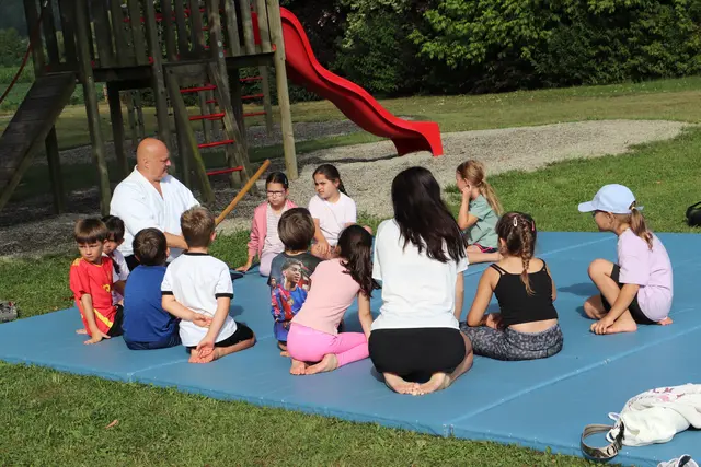 Valentin Lassnik brachte den Kindern die japanische Kampfkunst Aikido näher. | Foto: Edith Ertl