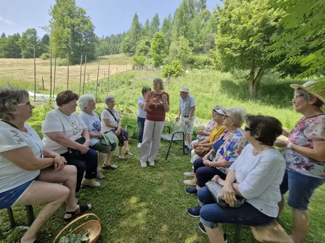 Kräuterexpertin Rikki Mitter (Mitte) erklärt den Ausflüglern viel über die gesunden Pflanzen in ihrem Kräutergarten in Steuerberg.  | Foto: Privat