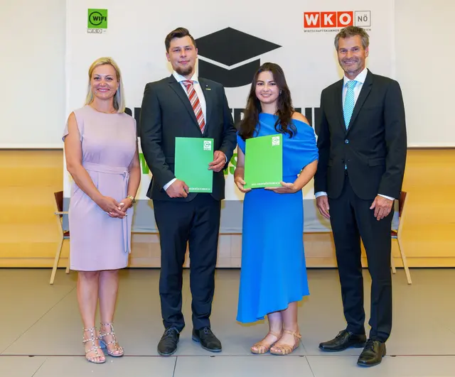 Monika Racek (stv. Vorsitzende des WIFI NÖ-Institutsvorstandes), Christoph Poschalko (Absolvent Fachrichtung Maschinenbau-Automatisierungstechnik), Nuria Eckermann (Absolventin Fachrichtung Bio- und Lebensmitteltechnologie) und Peter Krippl (WIFI NÖ Werkmeister-Schulleiter) bei der Diplomverleihung. | Foto: Josef Bollwein