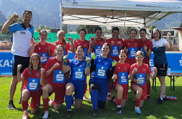 Prof. Mag. Franz Hofer und Prof. Mag. Martina Schuster mit der erfolgreichen Mädchenmannschaft!