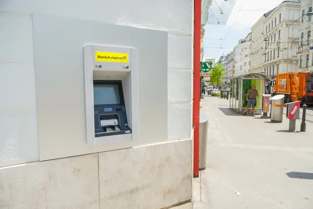 Nach Wochen wurde in der Josefstädter Straße 64 der Bankomat ersetzt. | Foto: Shervin Sardari / BV8