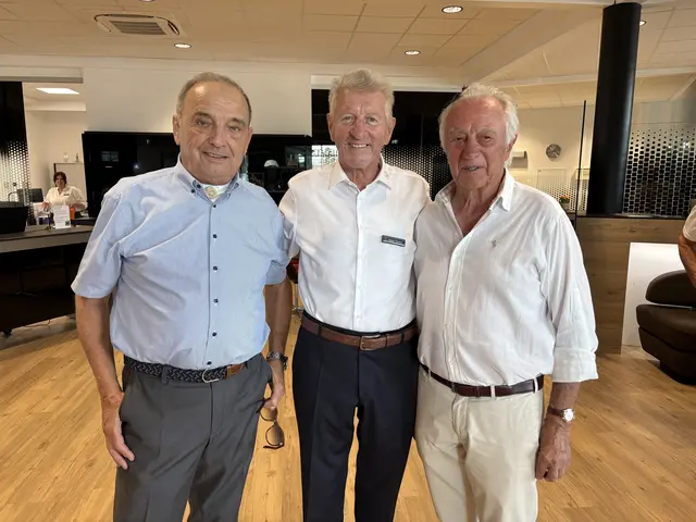 Walter Temmer mit Stammkunden. | Foto: Brigitte Gady