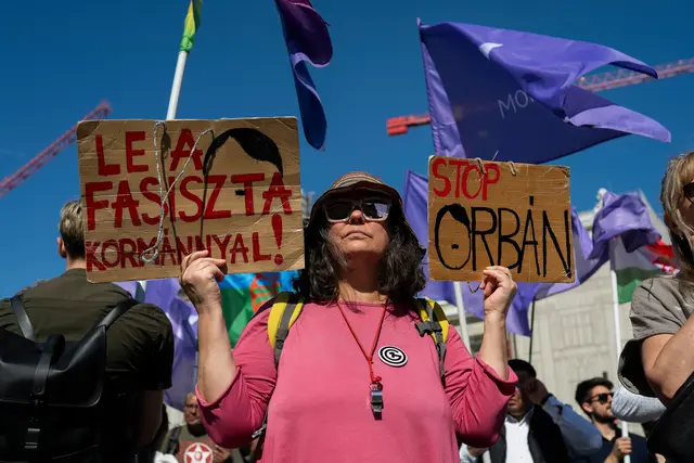 Trotz des offiziellen Verbots der diesjährigen Budapest Pride durch die ungarische Regierung zeigt Wien Flagge.  | Foto: Denes Erdos / AP / picturedesk.com