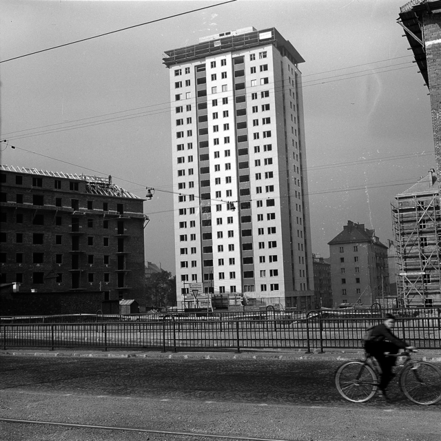 Wiens erstes Hochhaus wurde am Matzleinsdorfer Platz als Gemeindebau errichtet. (Archiv) | Foto: Österreichische Nationalbibliothek