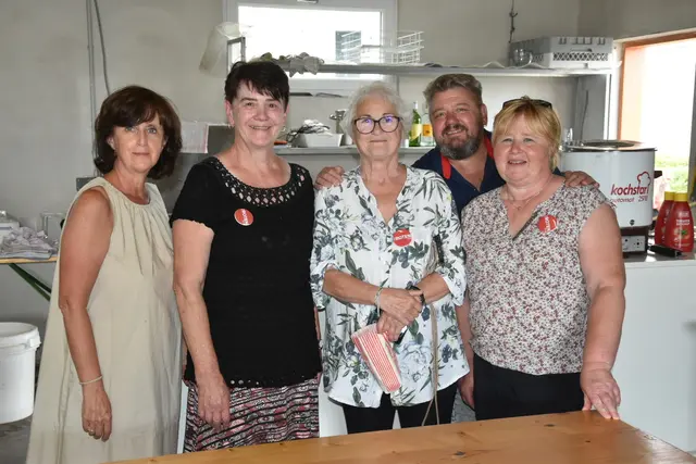 Helfende Hände: Gertrude Haas, Brigitte Spreitzer, Brigitte Konrath, Heidi Eder und Simon Spreitzer | Foto: Müller