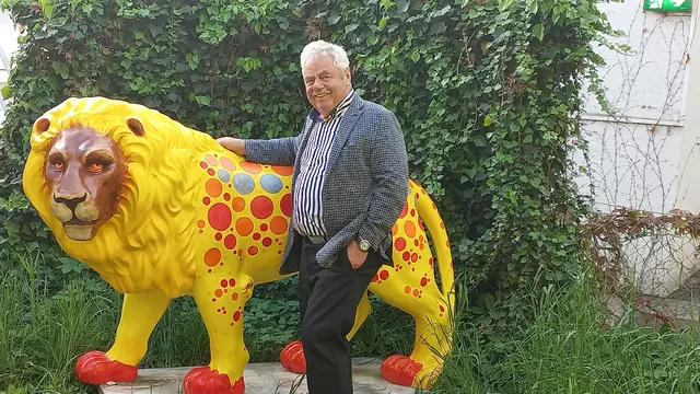 Der Welser Juwelier Emil Krahath mit seinem extra für das Lions-Projekt geschaffenen Löwen "Juwelios". | Foto: Krabath