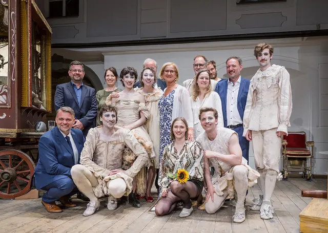 Landeshauptfrau Johanna Mikl-Leitner beim Gruppenfoto anlässlich der Premierenfeier zum Komödienklassiker „Die eingebildete Kranke“. | Foto: NLK Pfeiffer