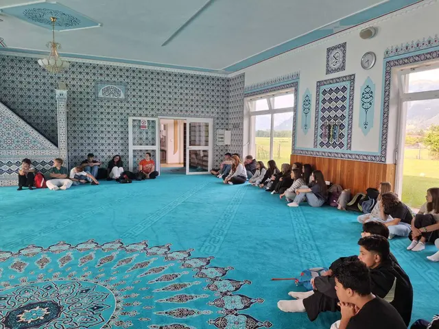 In der Moschee Reutte bekamen die Kids spannende Einblicke in den islamischen Glauben. | Foto: MSK Reutte