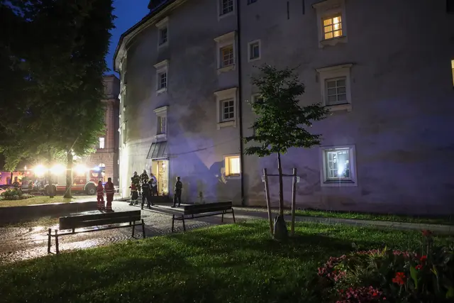 Feueralarm in der Pollheimerstraße in Wels – dort begannen Transparente, die in Kartons in einem Regal über Lampen gelagert worden waren, zu brennen.