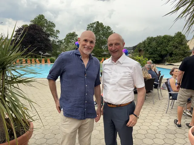 Wolfgang Ziegler und Bezirkshauptmann Andreas Riemer beim Sommerfest im Happyland. | Foto: MeinBezirk/Seebacher