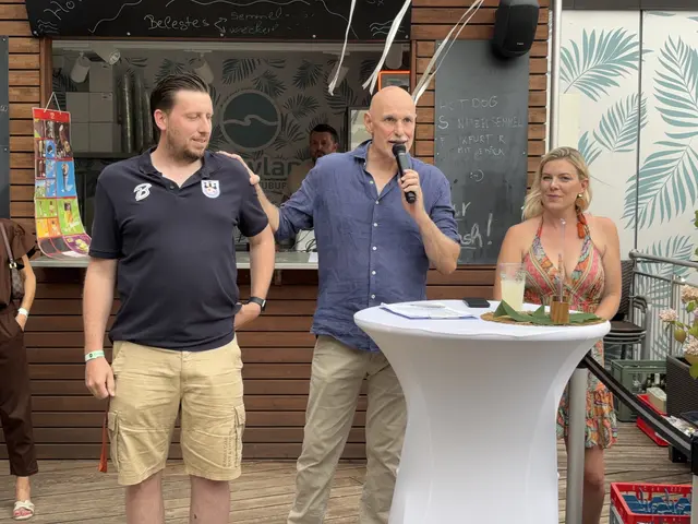 Auf dem Sommerfest konnten sich auch die Vereine und Partner des Happylands kurz vorstellen. Hier Thomas Pils (links) vom FC Klosterneuburg. | Foto: MeinBezirk/Seebacher