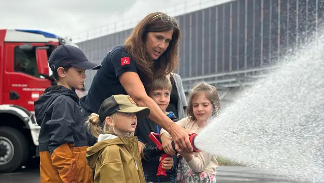 Bei der Ferienbetreuung erhalten die Kinder einen Einblick in die Arbeit der Einsatzkräfte. | Foto: OÖG