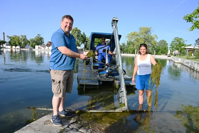 Wirtschaftshofleiter Johannes Strommer, Alex Heerstrass am Wasserpflanzen-Mähgerät und Stadträtin Evelyn Schmidt | Foto: Hohenegger