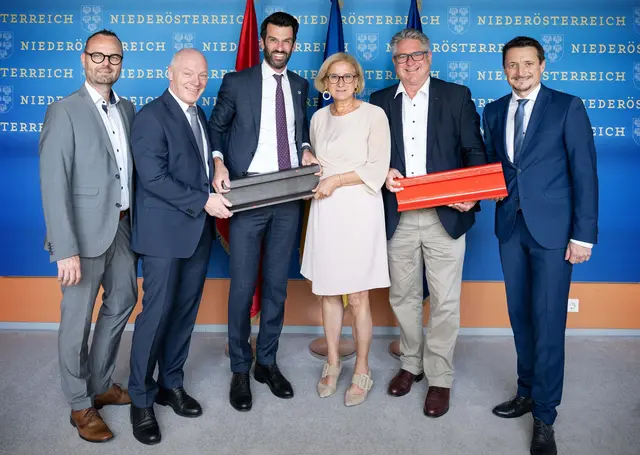 v.l. Roman Divoky, Frankstahl Rohr- und Stahlhandelsgesellschaft m.b.H., ecoplus Geschäftsführer Helmut Miernicki, Verkehrslandesrat Landeshauptfrau-Stv. Udo Landbauer, Landeshauptfrau Johanna Mikl-Leitner, Bürgermeister Robert Weber, Clemens Spenger, Wiener Lokalbahnen. | Foto: NLK Khittl