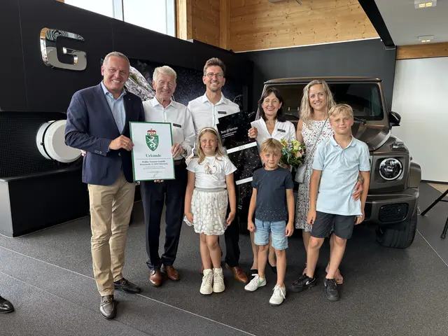 Landeshauptmann Mario Kunasek mit der stolzen Familie Temmer: Walter, Andreas, Renate, Eva, Luisa, Paul und Jonathan vor der neuen G-Station. (v.li.) | Foto: Brigitte Gady