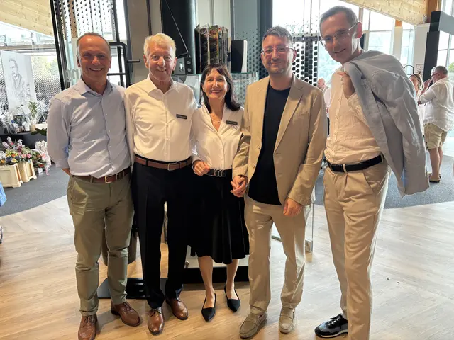 Oliver Kröpfl, Vorstand der Steiermärkischen Sparkasse, mit Walter, Renate und Walter Temmer sowie Wolfgang Schrei, Regionalleiter Steiermärkische Sparkasse Leibnitz. (v.re.) | Foto: Brigitte Gady