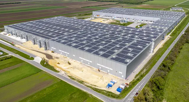 Auf einer gesamten Dachfläche von rund 200.000 Quadratmeter werden rund 35.000 PV-Module installiert. | Foto: Burgenland Energie AG