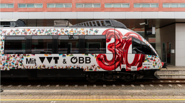  Der VVT feiert Geburtstag - dreißig-jähriges Bestehen. In Kooperation mit der ÖBB wurde zum Jubiläum ein Zug mit den Gesichtern der Tirolerinnen und Tirolern gestaltet, der nun ein Jahr lang durch ganz Tirol fahren wird.