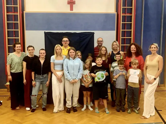 Gruppenfoto der ASO Traismauer  Personen am Foto: Schüler:innen der 4. Und 5. Klasse; Direktorin Renate Obritzberger, Klassenlehrer:innen Daniela Hollaus, Bernhard Frey, Ursula Parys; Clowndarsteller Edouard Raix; Johanna Schaubmayr (Klima- und Energiemodellregion)   | Foto: Modellregion Unteres Traisental- Fladnitztal
