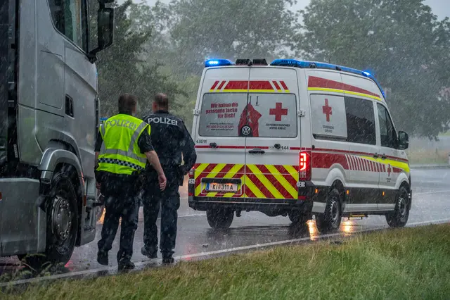 Die Rettungskräfte konnten dem Rafahrer nicht mehr helfen. Er verstarb noch an der Unfallstelle. | Foto: TEAM FOTOKERSCHI