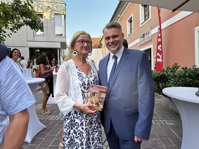 Landeshauptfrau Johanna Mikl-Leitner mit Haags Bürgermeister Lukas Michlmayr. | Foto: Dietl-Schuller
