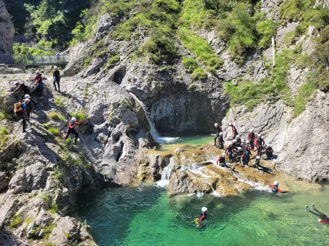 Die Schüler:innen bewiesen beim Springen, Schwimmen und Rutschen in den Stuibenfällen Mut und Abenteuergeist. | Foto: MSK Reutte