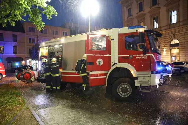 Feueralarm in der Pollheimerstraße in Wels – dort begannen Transparente, die in Kartons in einem Regal über Lampen gelagert worden waren, zu brennen.