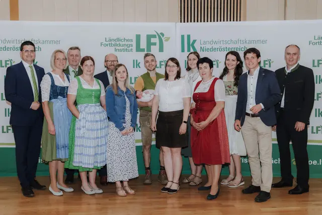 1. Reihe: Rosmarie Leichtfried, Marianne Aigner, Petra Gützer, Kerstin Kummer, LFI NÖ-Obmann-Stv. Michaela Zuschmann, Hannes Bühringer (NÖ Versicherung),
2. Reihe: LK NÖ-Vizepräsident Lorenz Mayr, Kammerdirektor-Stv. Martin Jilch, Erwin Eigenthaler, Johannes Steinbacher, Birgit Plank, Anja Kerschner, LFI NÖ-Geschäftsführer Reinhard Polsterer | Foto: LFI NÖ/Sophie Balber