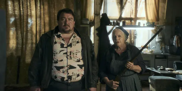 Mit dabei sind renommierte Darstellerinnen und Darsteller, wie Frederick Lau und Christoph Krutzler (l.) sowie US-Schauspieler Mark Ivanir. | Foto: ©Netflix / Everett Collection / picturedesk.com