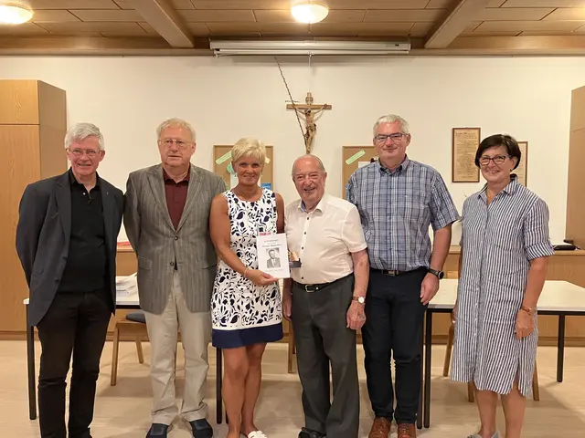 Buchpräsentation von Franz Amon in Sonnberg: Michael Wagner, Manfred Breindl, Elisabeth Schüttengruber-Holly, Franz Amon, Roman Heiden, Renate Semmelmayer | Foto: Franz Amon