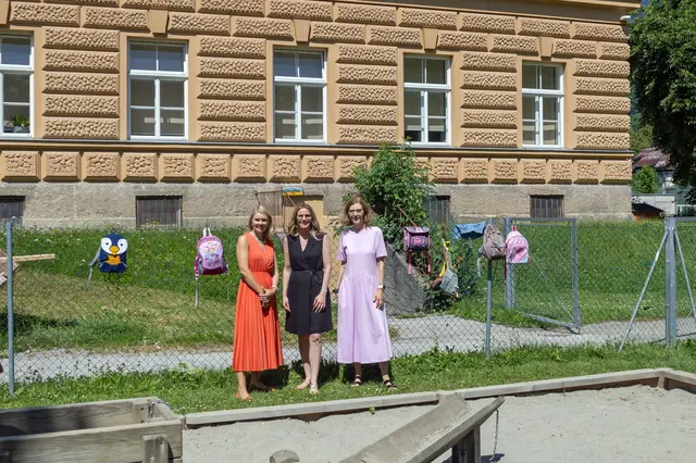 Die Expositur des städtischen Kindergartens Dreiheiligen wird ab Herbst zum Kindergarten Daniel Sailer. Im Bild (v.l.n.r.) Vizebürgermeisterin Elisabeth Mayr, Referatsleiterin Barbara Schett und Amtsvorständin Martina Zabernig. | Foto: IKM/F.Bär