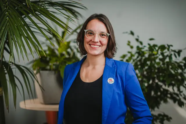 Nach Stationen im Europäischen Parlament und ehrenamtlicher Arbeit im Tierschutz in Lissabon leitet Eva Rosenberg seit 2019 Vier Pfoten Österreich. | Foto: VIER PFOTEN/Adrian Almasan