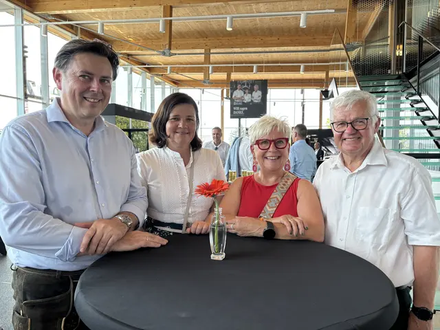 Andreas Draxler mit Gattin sowie Renate und Anton Gumpl beim Tag der offenen Tür von Mercedes Temmer. (v.li.) | Foto: Brigitte Gady