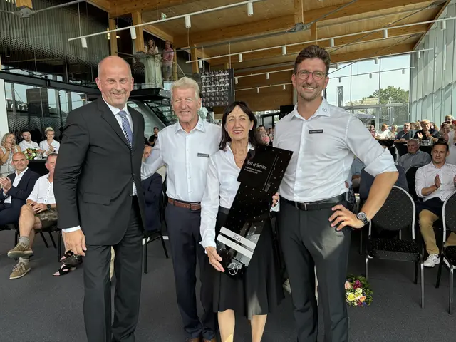 Große Freude: CEO Nils Kowolik mit Familie Temmer die stolz den Mercedes-Benz Service Award Österreich in der Hand halten. | Foto: Brigitte Gady