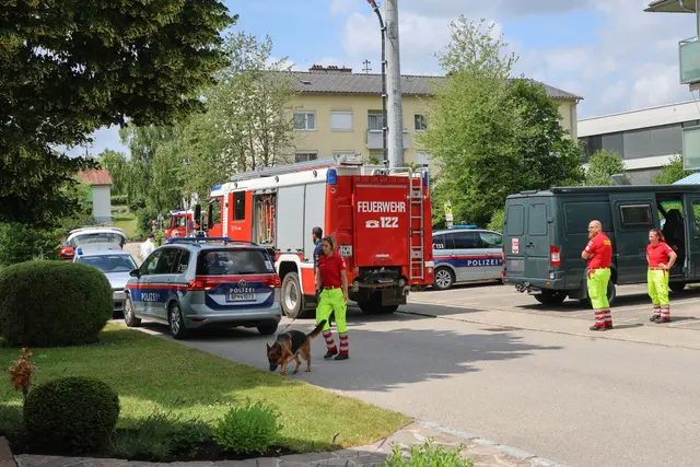 Beim Sturz mit dem Rollator in den Krenglbach verunglückte ein Pensionist und konnte von den Einsatzkräften nur mehr tot geborgen werden. | Foto: laumat.at