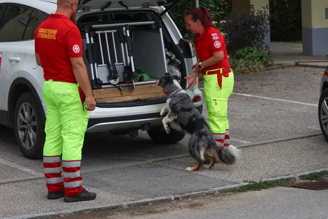 Beim Sturz mit dem Rollator in den Krenglbach verunglückte ein Pensionist und konnte von den Einsatzkräften nur mehr tot geborgen werden. | Foto: laumat.at
