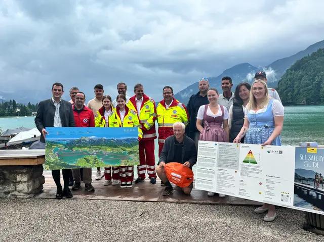 Vertreter des Wolfgangsee präsentieren den "See Safety Guide". | Foto: WTG