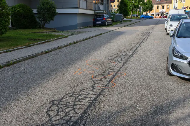 Der 37-Jährige, der offenbar keinen Helm trug, stürzte und schlug mit dem Kopf auf dem Asphalt auf. Er erlag seinen schweren Verletzungen später im Krankenhaus. | Foto: laumat.at/Matthias Lauber